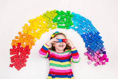 小孩在玩彩虹塑料积木