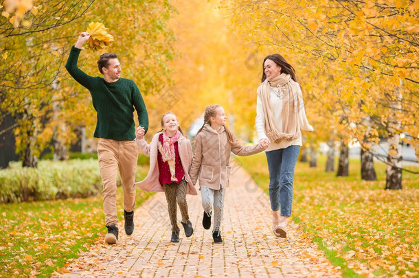 美丽的幸福家庭四在秋天天户外