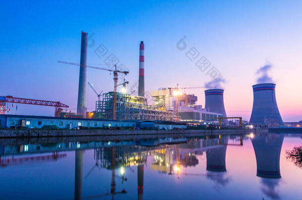 现代海滨电厂在日落时