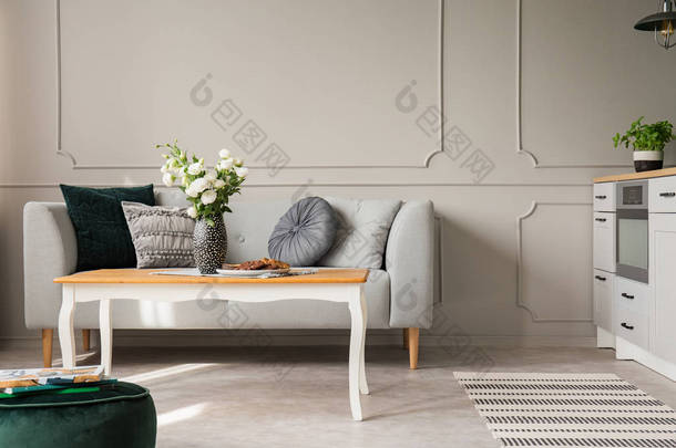 富丽堂皇的咖啡桌，在现代客厅的沙发上，有灰色的墙壁