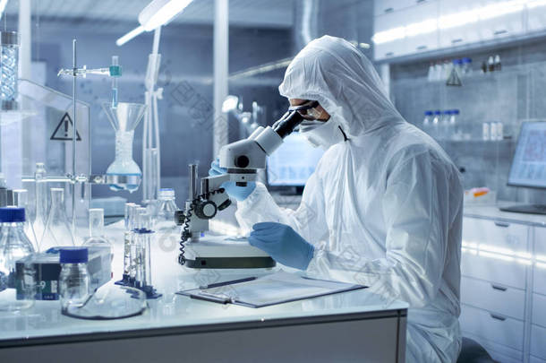 在一个安全的高水平研究实验室<strong>科学家</strong>在封面