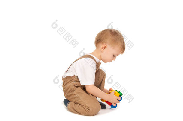 可爱的孩子玩玩具火车查出在白色