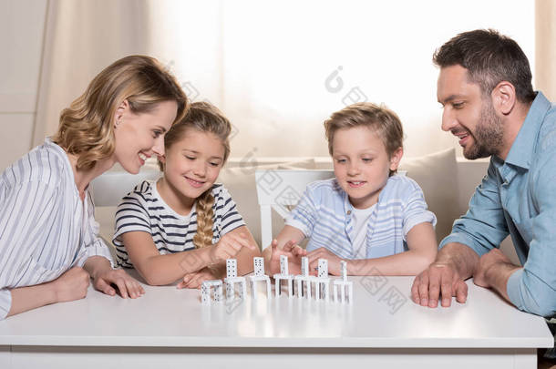 家庭玩多米诺牌