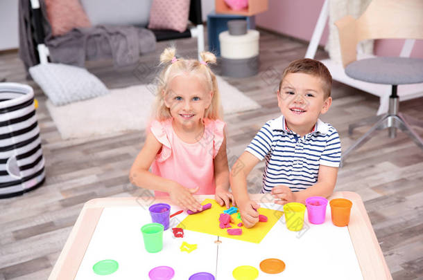 可爱的小孩在家里 playdough 的<strong>模特</strong>