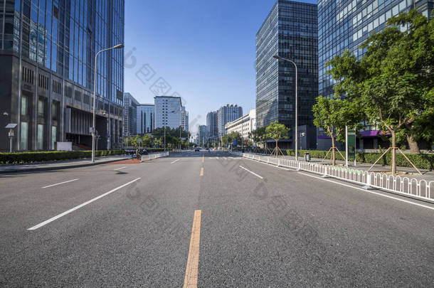 全景天窗和现代写字楼，道路空旷，混凝土地面空旷