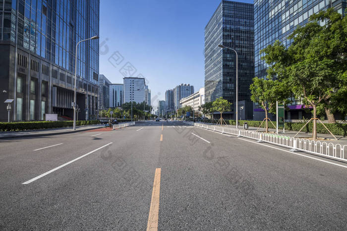 全景天窗和现代写字楼，道路空旷，混凝土地面空旷