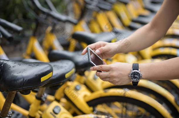 使用智能手机扫描城市共享自行车QR代码的手