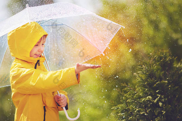 快乐的孩子在春天的公园里捕捉雨滴