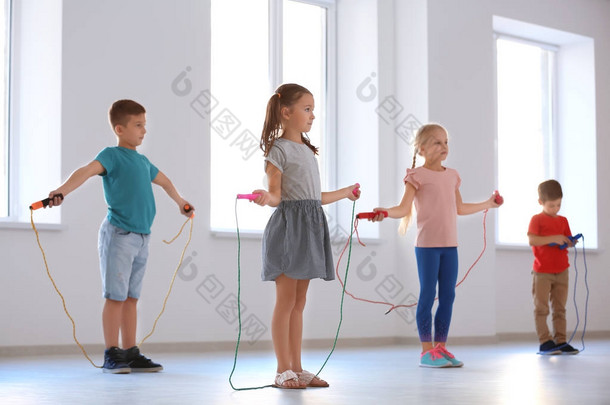 可爱的孩子跳绳室内