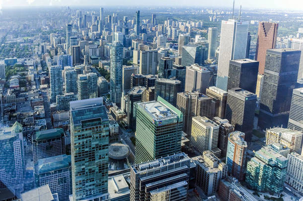多伦多市摩天大楼的空中景观，夏天从Cn塔的顶部向东北方向看去，到了东纽约和Scarborough区，联合车站在右下角。 加拿大安大略省多伦多市