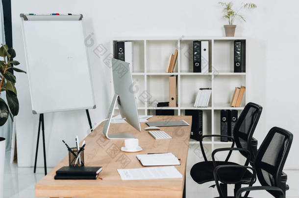 现代化的办公室内饰, 配有<strong>台式</strong>电脑和办公用品、椅子和白板