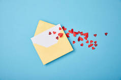 黄色信封与空白白卡和剪纸心脏在蓝色背景