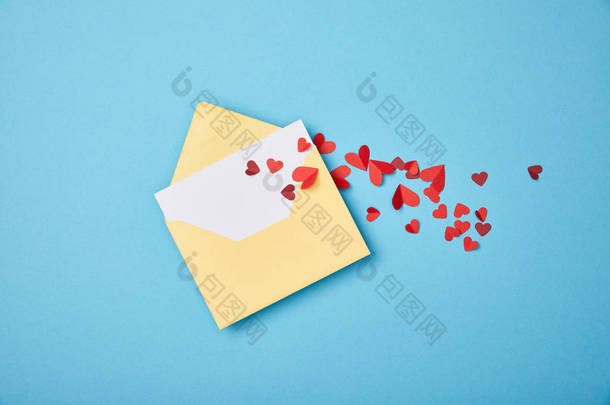 黄色信封与空白白卡和剪纸心脏在蓝色背景