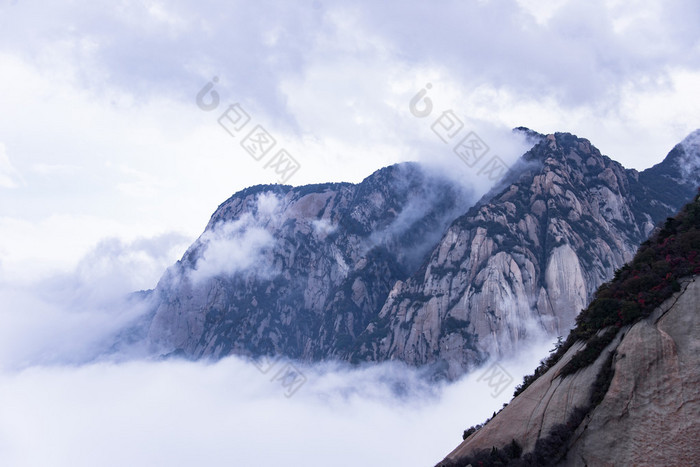 华山。中国最高的五座圣山, 被称为 "西山", 以陡峭的小路、令人叹为观止的悬崖、狭窄的通道和壮观的风景而闻名