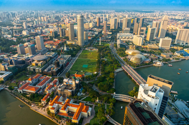 日落时的城市天际线.