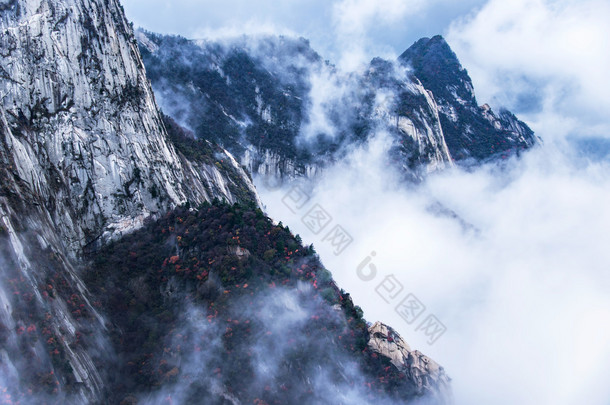 华山。中国最高的五座圣山, 被<strong>称为</strong> 