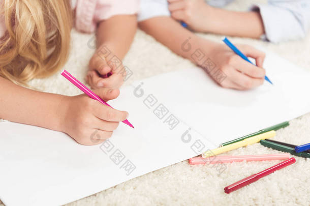 孩子们用毡头笔写在纸上