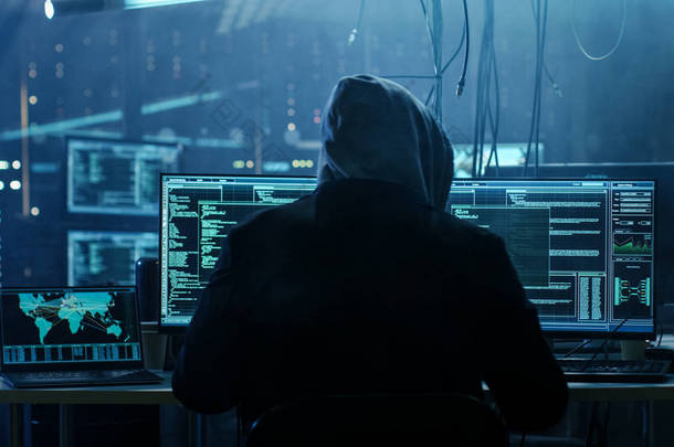 危险的连帽的黑客闯入政府数据服务器和 