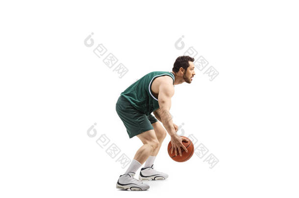 穿着绿色<strong>球衣</strong>带球的<strong>篮球</strong>运动员 