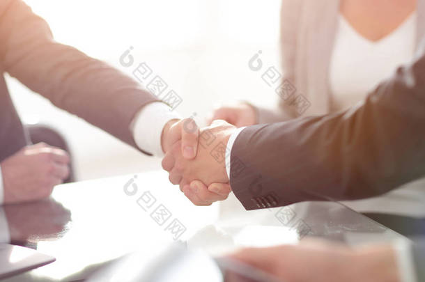 企业伙伴自信的握手