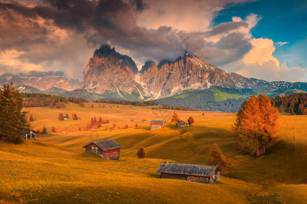 阿尔卑斯休斯-Seiser 在日落的背景下与 Sassolungo Langkofel 山脉组。多彩的秋天风景和木制小屋在白云岩, 在的, 在南蒂罗尔, 意大利, 欧洲