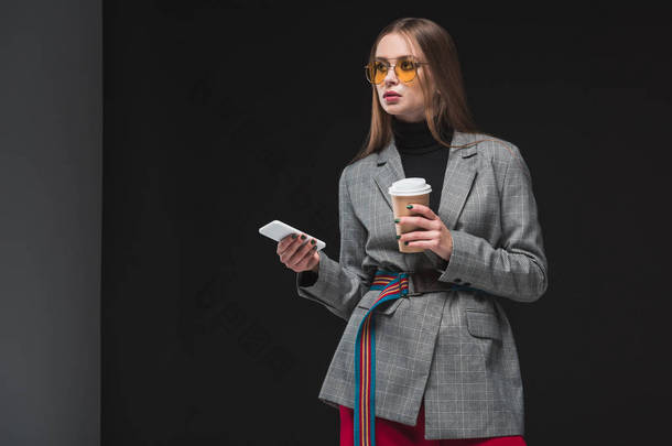 女人站在一起的智能手机和杯<strong>咖啡</strong>