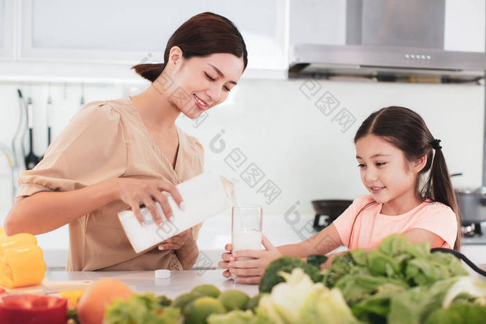 妈妈和孩子在厨房喝牛奶家庭早餐 厨房中岛台