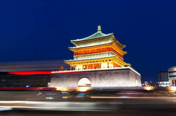 西安钟楼附近道路繁忙交通夜景