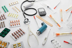 白内障人士的药物、听诊器、体温计及医疗物品的高角度图像