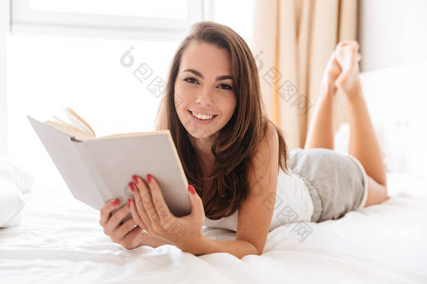 幸福的漂亮女人，读一本书