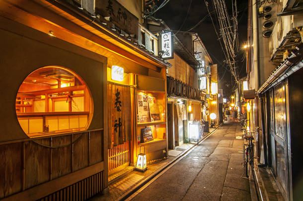 日本京都蓬托乔巷夜景。
