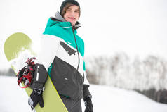 英俊的年轻男子与滑雪板