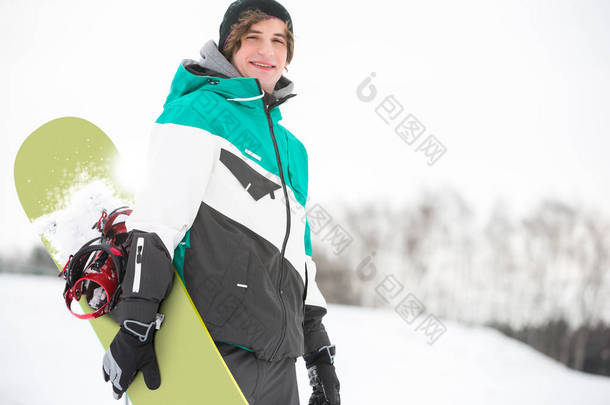 英俊的年轻男子与滑雪板