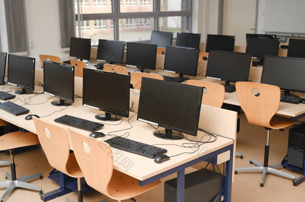 学校计算机实验室为<strong>中小学</strong>生提供计算机室