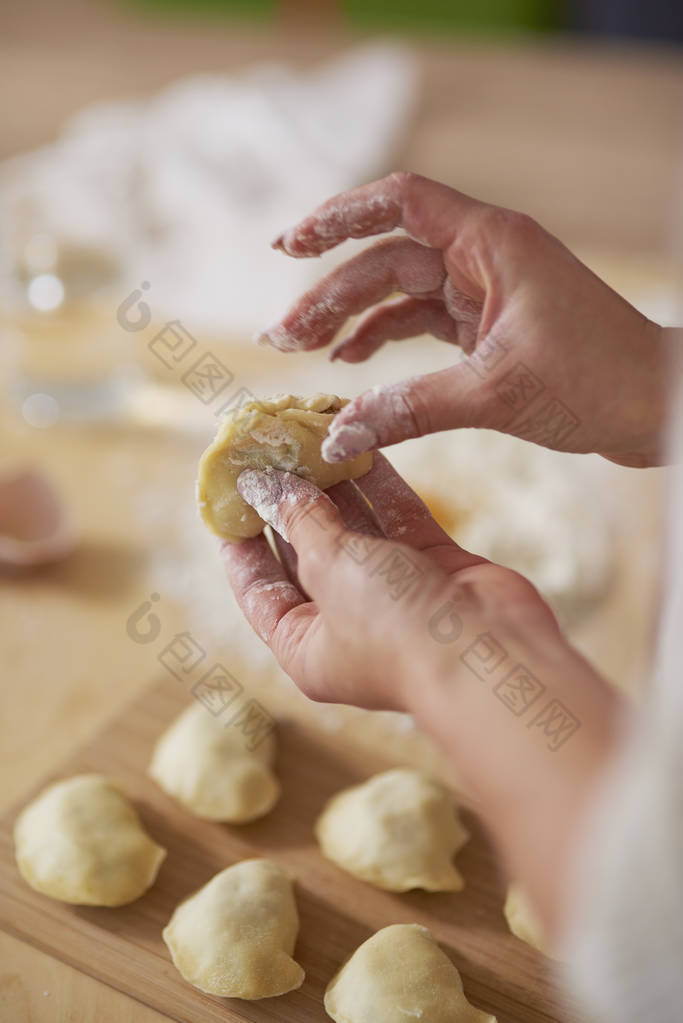 女人做饺子 晚饭聚会