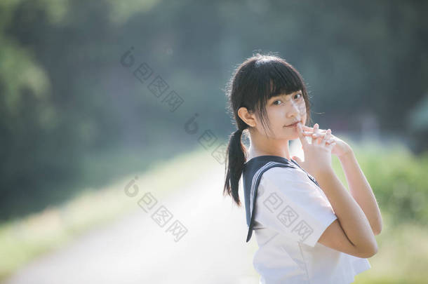 亚洲日本学校女孩<strong>服装</strong>的肖像看公园户外电影<strong>复古风格</strong>