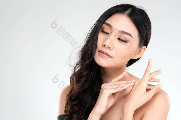 年轻美丽的亚洲女人,有着干净新鲜的皮肤.美女脸蛋的护理。面部治疗。<strong>化妆品</strong>、美容美发和温泉.