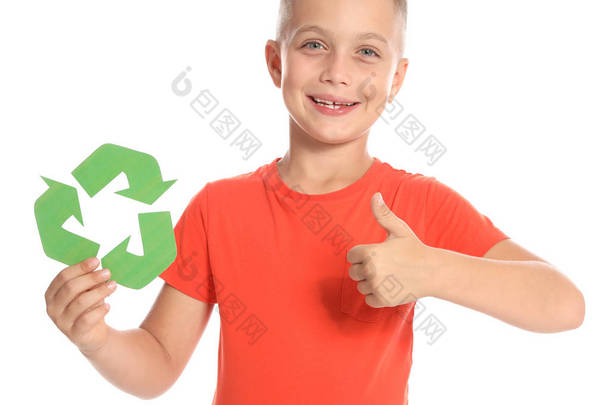 白色背景上带有回收符号的男孩