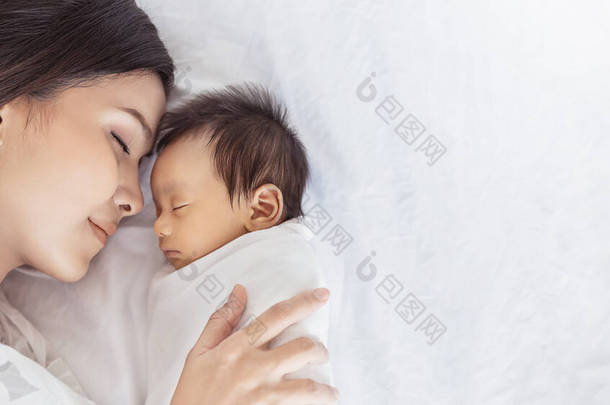 年轻的亚洲<strong>母亲</strong>与婴儿躺在床上