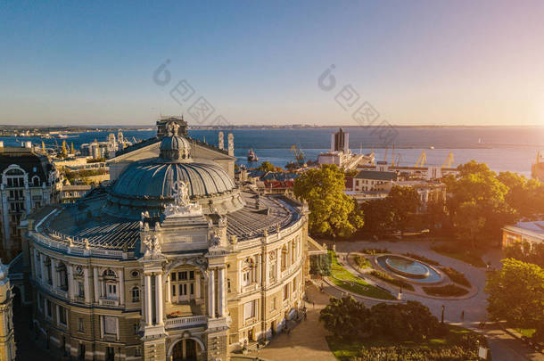敖德萨歌剧院和芭蕾舞剧院乌克兰。空中摄影。城市文化观光