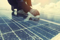太阳能太阳能电池板更换工程师团队 