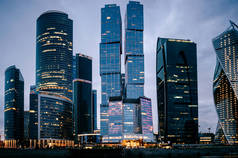 莫斯科城市摩天大楼在夜间的城市看法