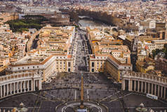 意大利梵蒂冈圣彼得广场的拥挤人群鸟瞰图