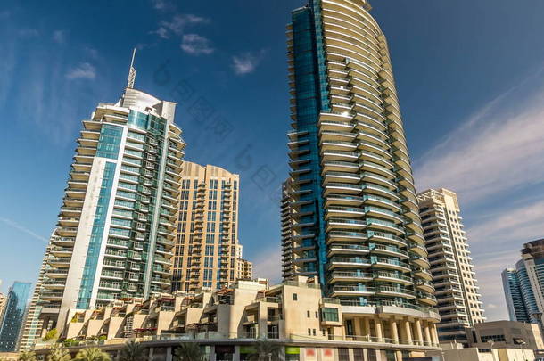 美丽的天视图在<strong>迪拜</strong>滨海现代塔从长廊 timelapse hyperlapse, 阿拉伯联合酋长国。<strong>迪拜</strong>码头是<strong>迪拜</strong>的一个地区, 也是一个人工运河城市。蓝色多云的天空