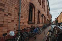 丹麦哥本哈根城市街道人行道上建筑立面附近的自行车 