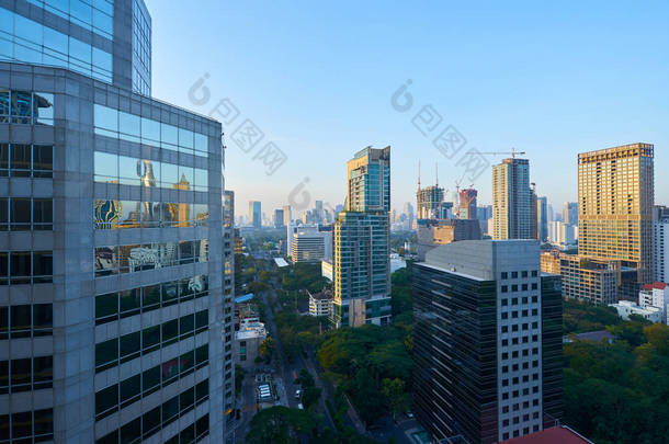 紧跟现代商业摩天大楼和高层建筑、商业中心。曼谷晨景 .