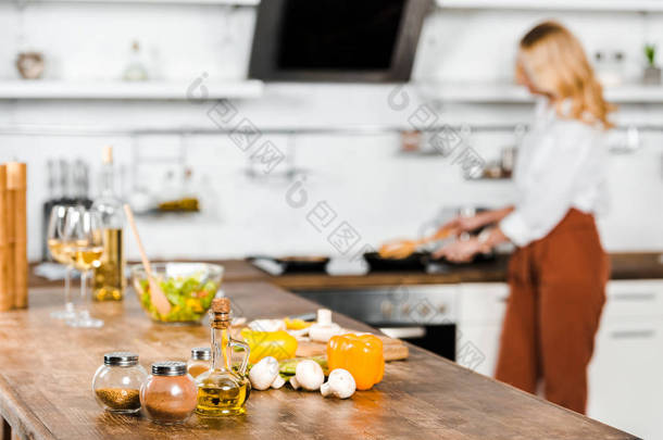 在厨房煎锅上, 在桌面上用香料, 选择成人烹饪蔬菜的重点