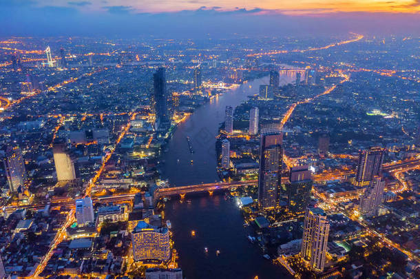 曼谷市中心 chao phraya 河鸟图。亚洲智慧城市的金融区和商业中心。晚上的摩天大楼和高层建筑.