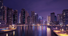 在黑夜时间的城市景观。全景场景迪拜.