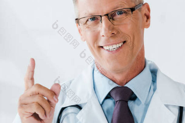 在诊所<strong>用手指</strong>指着眼镜的快乐男人的全景镜头 
